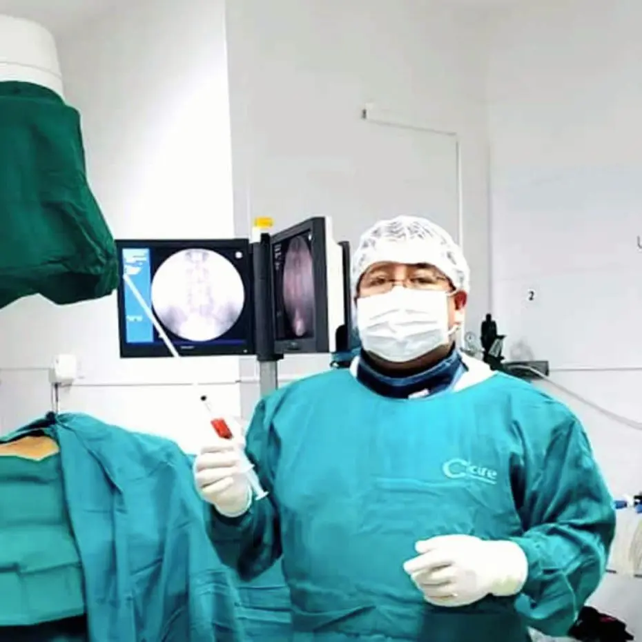 Dr. Wilber Argandoña extrayendo la grasa para el procedimiento de células madre